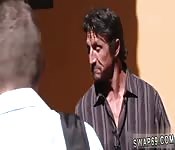 Deux jeunettes chaudes à gros cul baise des vieux