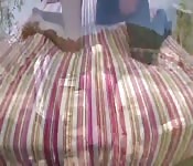 Une blonde plantureuse en action