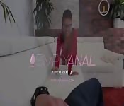 Perçant le vagin d'une jeune femme