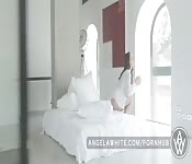 Une jeune femme se fait mouiller