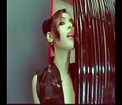 Maria Ozawa avec une btie dans chaque mains