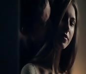 Femme de ménage embrassée