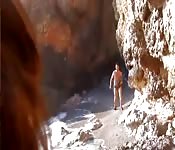 Homme des cavernes baisé par une journaliste