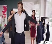 Une latina au bureau remplie de sperme