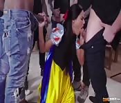 Salope affamée en gangbang