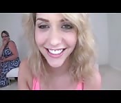 Une jeune salope qui suce un mec en jeans