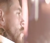 Plan à trois avec le cul dans le club de gentlemen